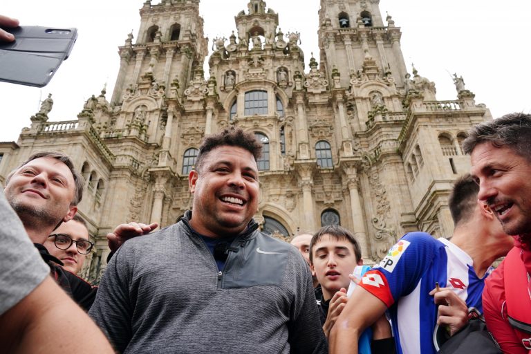Ronaldo se da un baño de ‘selfies’ en su llegada a Santiago tras hacer el Camino por el ascenso del Valladolid