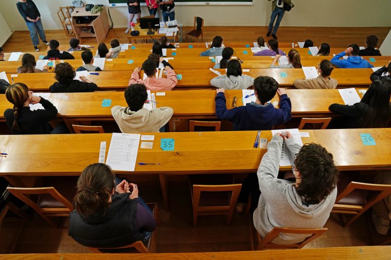 Expulsados cuatro alumnos de los exámenes de la ABAU en Galicia por copiar