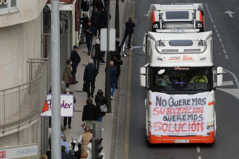 Transportistas de Lugo ven «inviable» trabajar con el precio del combustible: «Es mejor tener los camiones parados»