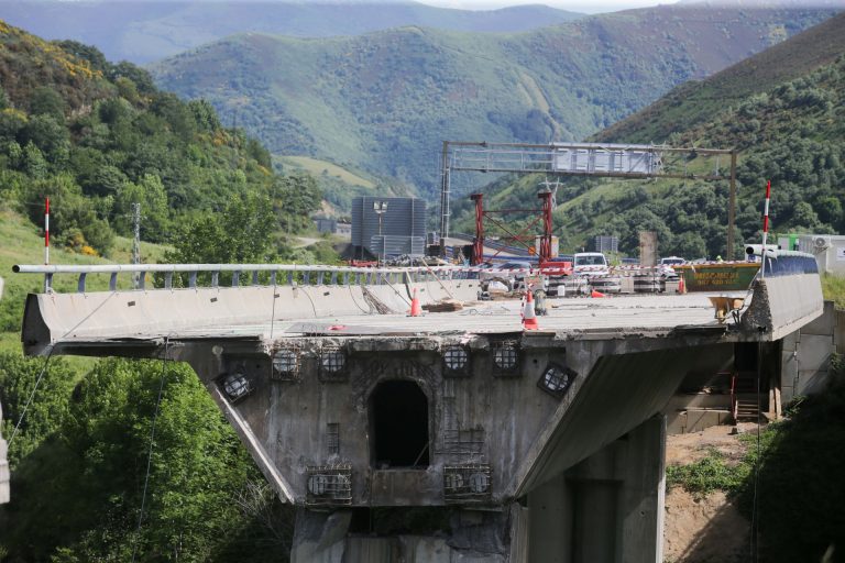 El Gobierno confía en poder abrir este verano el viaducto de la A-6 dirección Madrid