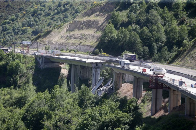 Pedrafita detecta que se disparó el tráfico por el municipio desde el desplome del viaducto en la A-6