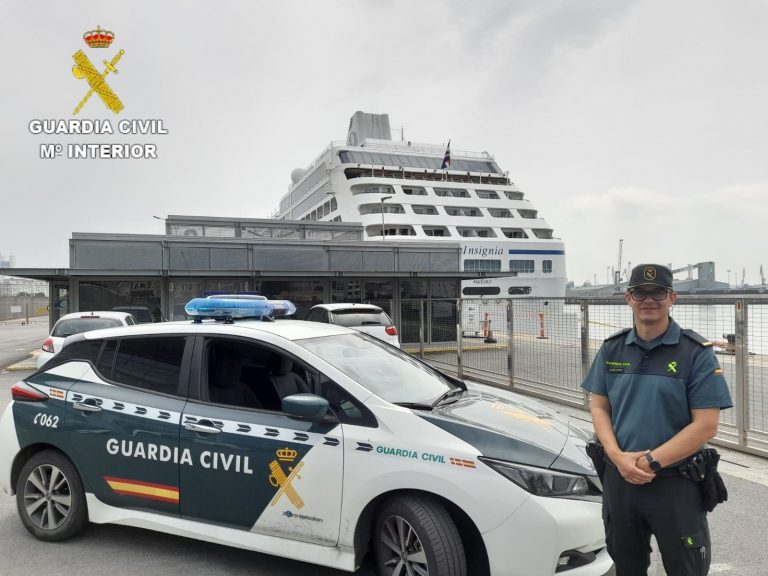 La Guardia Civil auxilia a un operario que se había desplomado al suelo y no respondía en la Lonja de A Coruña