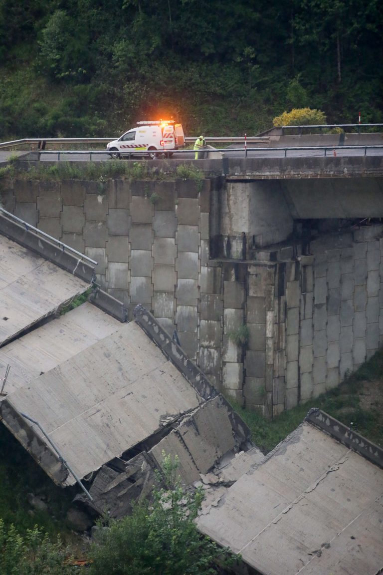 El Gobierno admite la situación «muy inestable» del viaducto de la A-6, sin concretar si se demolerá