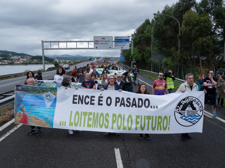 Más de un millar de personas marchan en Pontevedra «en defensa de la ría» convencidos de que «Ence ya es pasado»