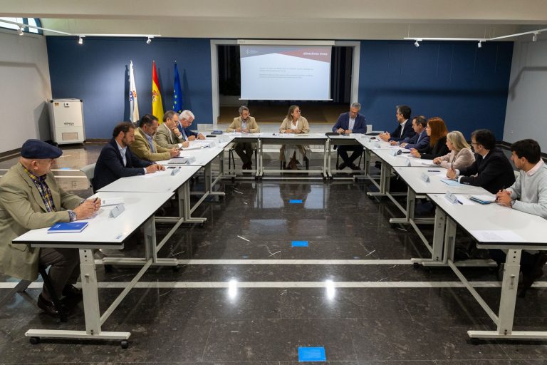 Xunta urge al Gobierno «alternativas viables» a la A-6 y sector pide que transporte especial pueda pasar por Pedrafita