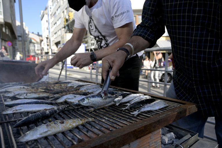 Abundancia de sardina de cara al San Juan, que se sitúa entre los 5,5 y los 7 euros el kilo en las pescaderías