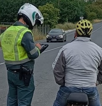 La Guardia Civil sorprende al conductor de un ciclomotor que circulaba ebrio con un casco de ciclista en Abadín (Lugo)