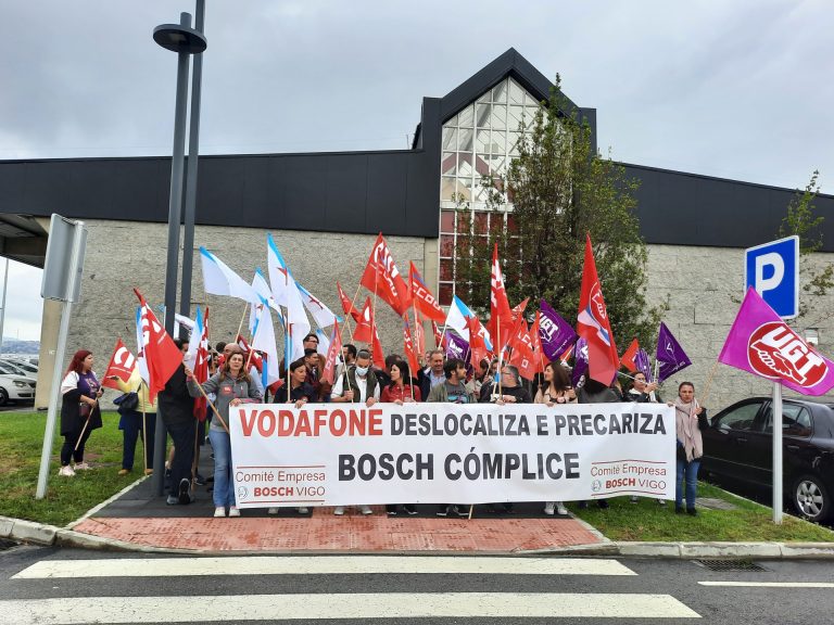 Decenas de trabajadores de Bosch protestan en Vigo contra la decisión de Vodafone de deslocalizar su centro de llamadas
