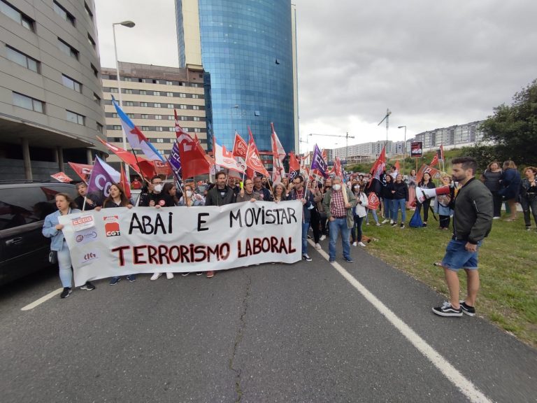 Trabajadores de la empresa de telemarketing Abai se manifiestan contra el despido de 15 compañeros en A Coruña