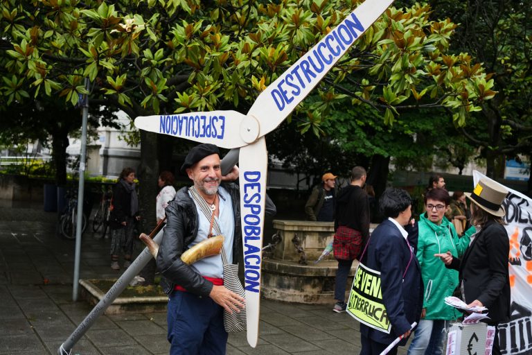 Colectivos contra los eólicos en Cantabria ponen a Galicia como ejemplo de territorio «saturado» de parques