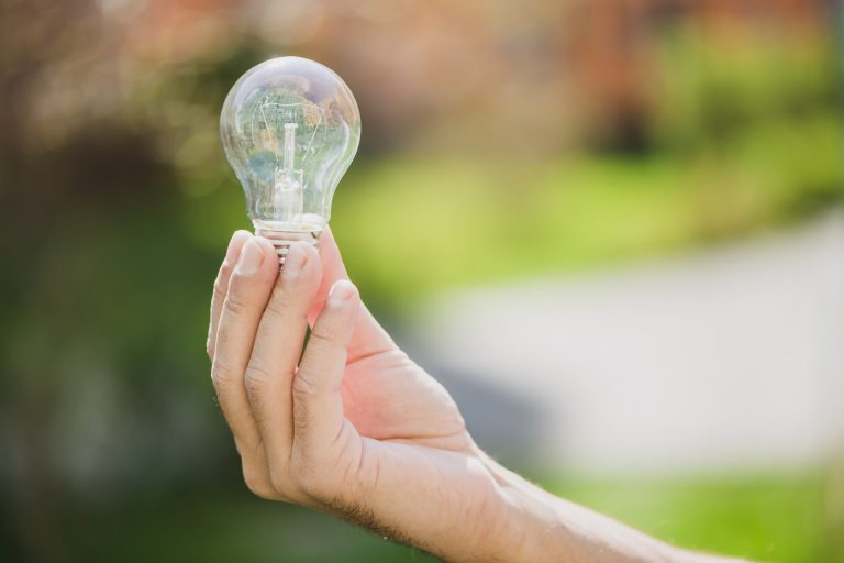 El precio de la luz para clientes de tarifa regulada subirá este martes un 38%, hasta los 261,15 euros/MWh
