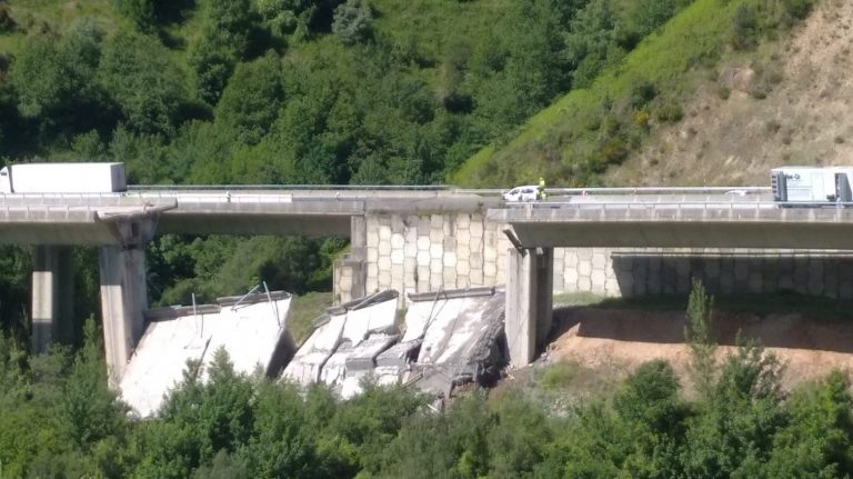 Se derrumba parte de un viaducto de la A-6 entre León y Pedrafita do Cebreiro