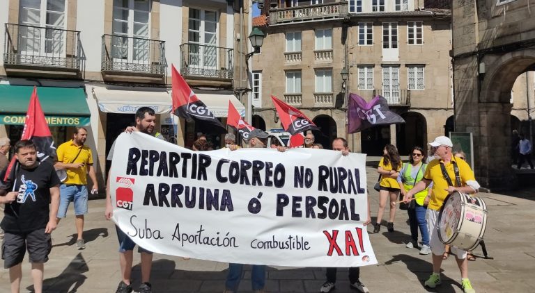 Carteros rurales se manifiestan en Santiago para pedir a Correos un aumento del complemento por uso de vehículo propio
