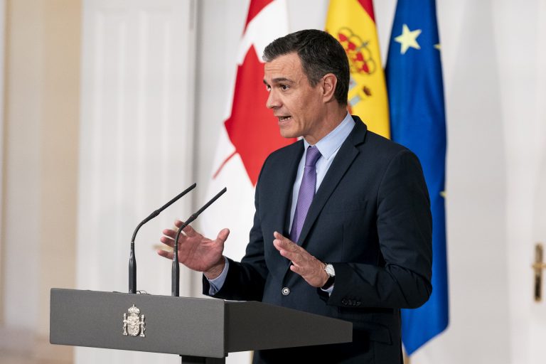 Sánchez anuncia que el próximo Consejo de Ministros aprobará hacer fijos a 67.300 sanitarios