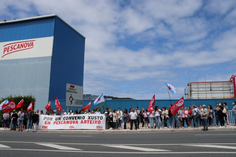 Personal de la planta de Nueva Pescanova en Arteixo se concentra para reclamar «un convenio digno»