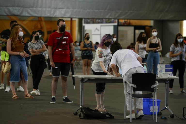 Los hospitalizados por covid en Galicia superan los 800 tras casi 40 nuevos ingresos en un día