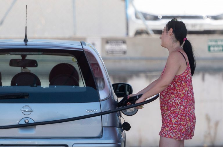 Las gasolineras subieron sus precios entre 0,7 y 3,52 céntimos tras la bonificación del Gobierno, según Esade