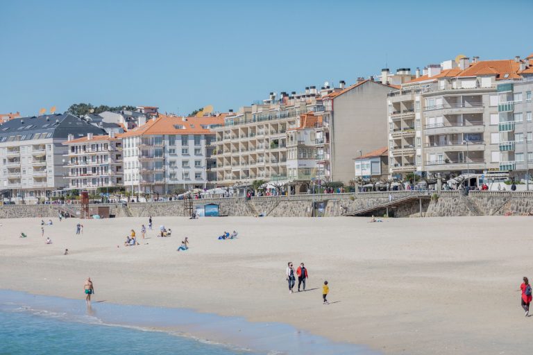 Galicia recibe un 15% más de turistas españoles en mayo