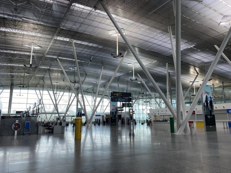 Aumentan un 16,7% los pasajeros en el aeropuerto de Santiago respecto a 2019 mientras caen en A Coruña y Vigo