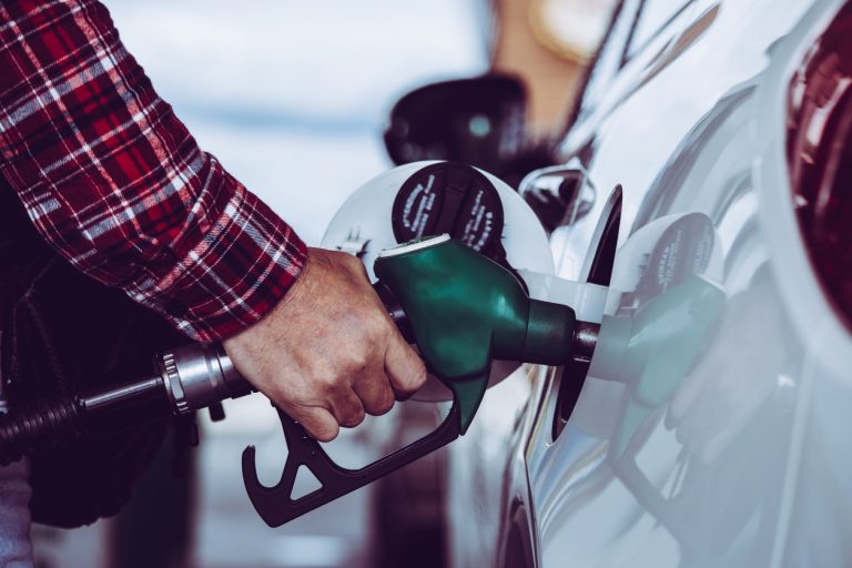 El precio de la gasolina y del gasóleo sigue en caída y se mantiene por debajo de antes de la bonificación