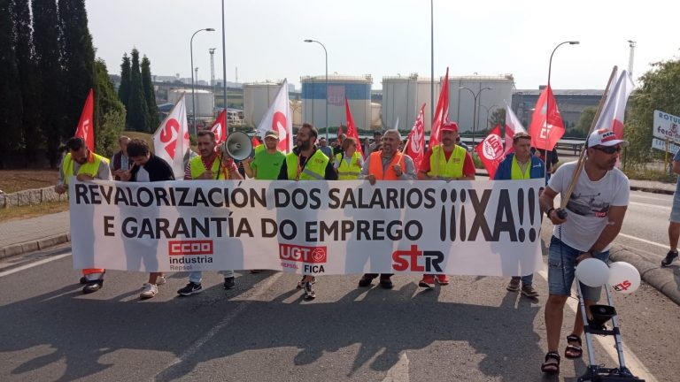 Los trabajadores de Repsol reclaman ante la refinería de A Coruña una subida salarial y estabilidad laboral