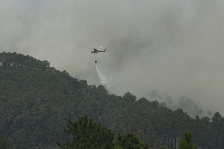 Rural.- El incendio de Carballeda de Valdeorras afecta ya a unas 350 hectáreas, pero es monte bajo y lejos de viviendas