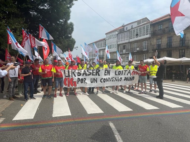 Los trabajadores de Urbaser Santiago se manifiestan a tres días de la huelga con las negociaciones «en punto muerto»