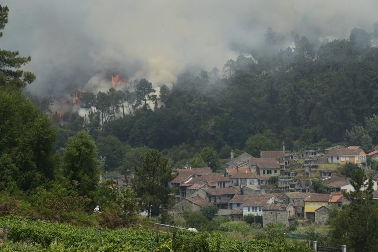 Los incendios de Folgoso do Courel, dos próximos a núcleos de viviendas, arrasan casi 600 hectáreas