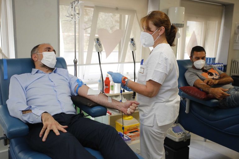 Tres grupos sanguíneos presentan niveles bajos de reserva en Galicia y el conselleiro de Sanidade pide donar en verano