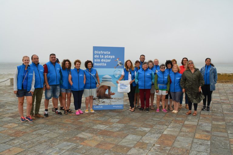 Concienciar a los turistas de «Disfrutar de la playa sin dejar huella», objetivo de un programa de Afundación