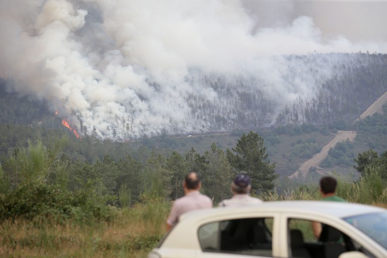 Desalojados más de 700 vecinos de 30 núcleos por los incendios en las provincias de Lugo y Ourense