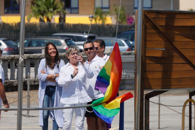 El puerto deportivo de San Vicente, en O Grove, primero de España en izar la bandera arcoiris