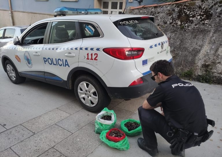 La Policía identifica a dos furtivos y requisa 21 kilos de percebe en Ribeira (A Coruña)