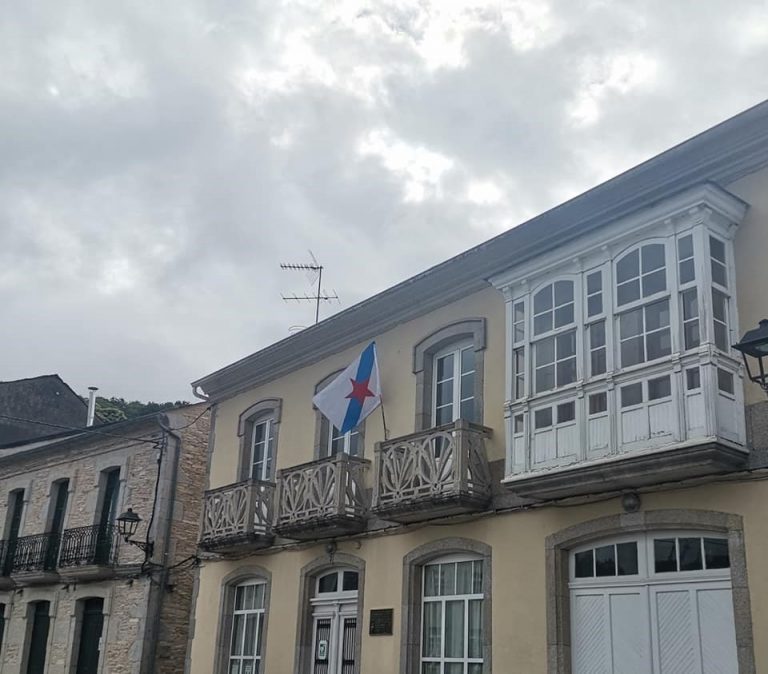El PP critica la colocación de una bandera independentista en un edificio público de Muras