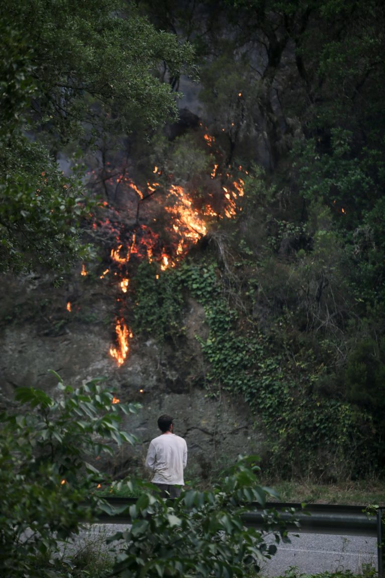 Desalojados más de medio centenar vecinos en Quiroga ante el riesgo de que el fuego salte el río Lor