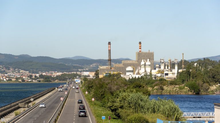 La fábrica de Ence en Pontevedra para temporalmente su actividad por el bajo caudal del río Lérez