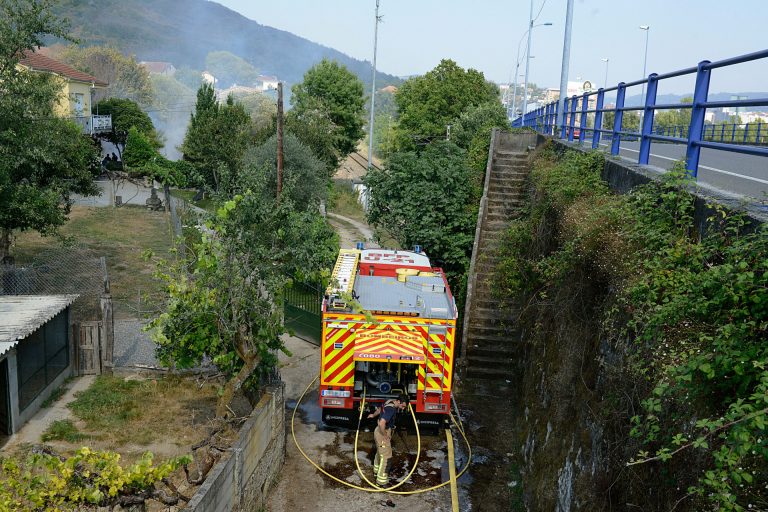 Sofocado el incendio forestal que rondó varias viviendas en O Pino y Tarascón, en el municipio de Ourense