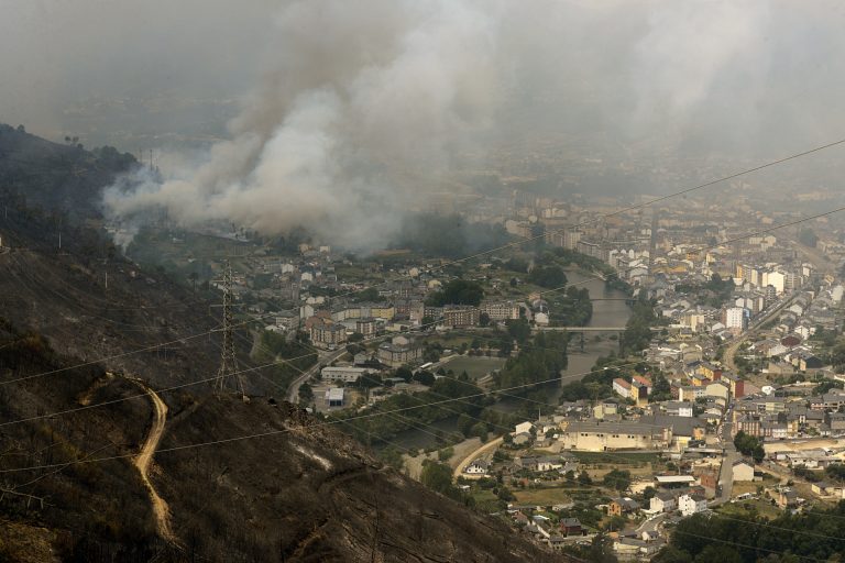 La oposición urge que se declare zona catastrófica las áreas afectadas por los incendios y pide «ayudas no limitadas»