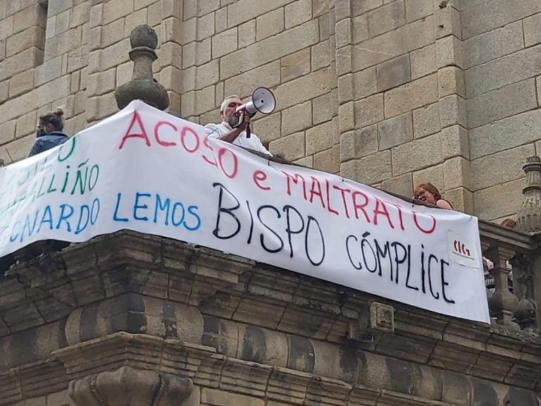 La CIG lleva a la Catedral de Ourense su protesta contra el «cese del acoso laboral» en el asilo de O Carballiño