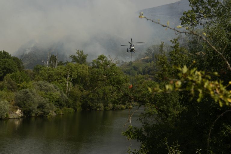 Rural.- Ascienden a 6.500 las hectáreas calcinadas en el incendio forestal del Parque Natural do Invernadeiro (Ourense)