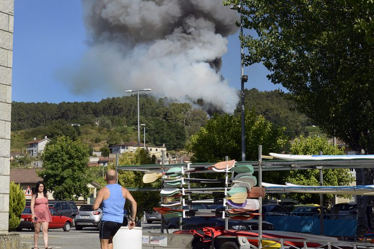 El incendio de Castrelo activa la alerta por proximidad a casas en el núcleo de Pereiro