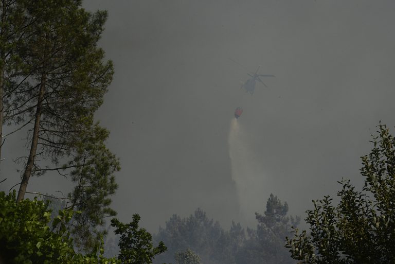 Desactivada la alerta por proximidad a viviendas en el incendio de Castrelo, que crece a 147 hectáreas