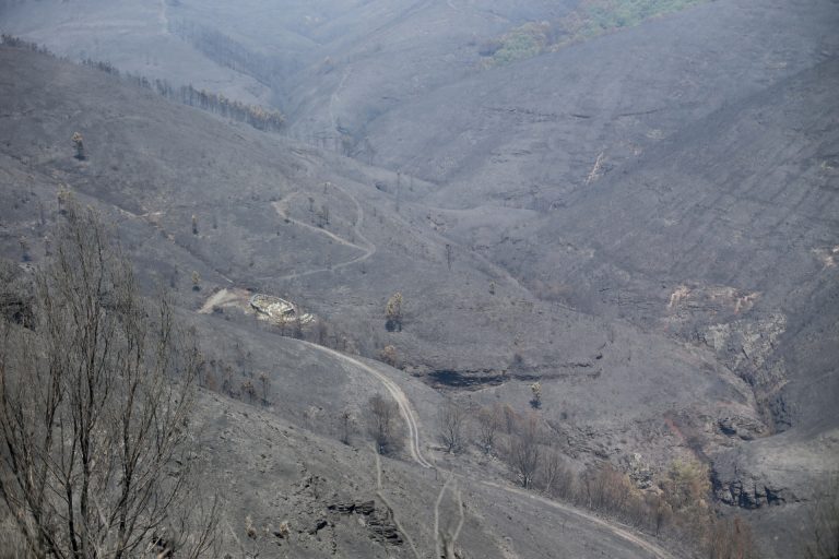 Extinguido en O Courel el mayor incendio en la historia de Galicia después de quemar 11.100 hectáreas