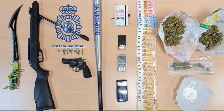 Detenido en Vigo un hombre acusado de un delito de tráfico de drogas que tenía en su vivienda un revolver