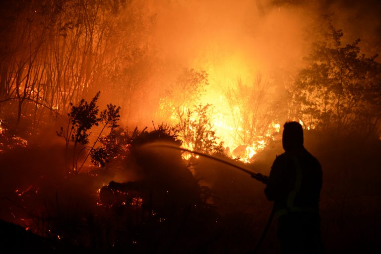 Controlado el incendio de A Cañiza, en Pontevedra, mientras el de Arbo mantiene la alerta por proximidad a casas