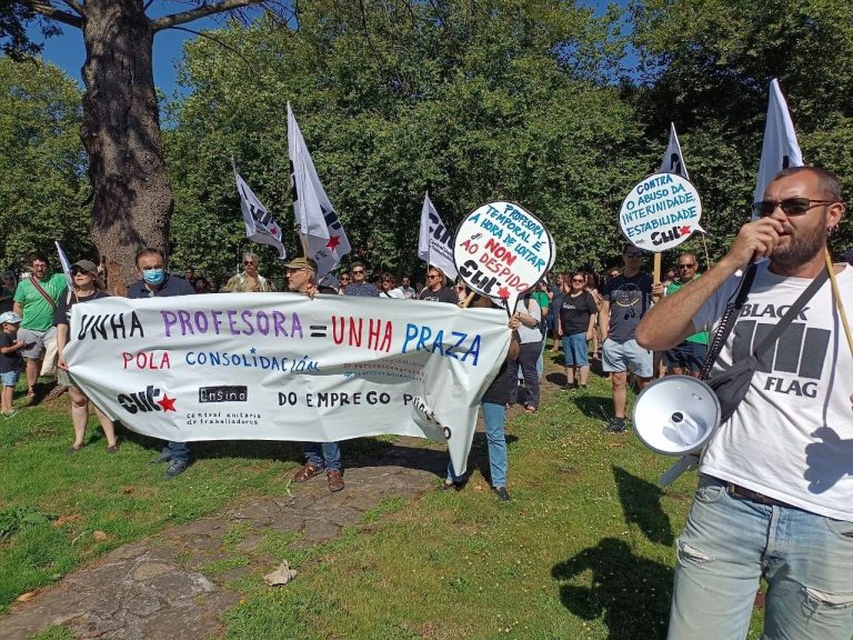 Unas 300 personas protestan en Santiago por «recortes masivos» de docentes y piden un aumento del número de profesores