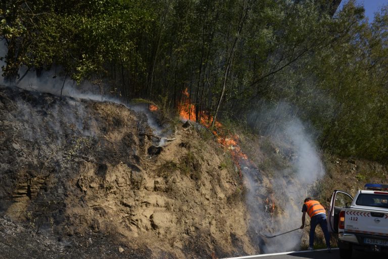 El incendio de Arbo, el más grande de los que permanecen sin extinguir en Galicia, se mantiene activo