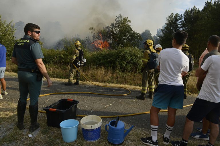 Desalojos, cortes de carretera y daños en la planta de Sousas por un incendio «estratégico» en Verín