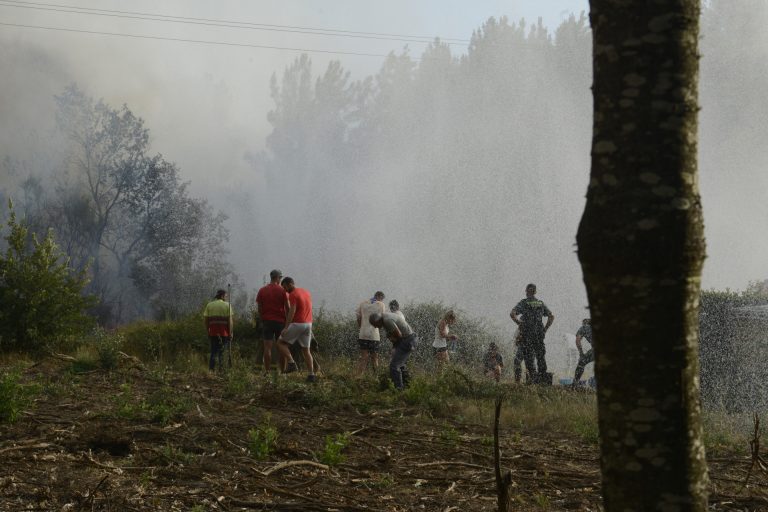 Suben a 600 las hectáreas quemadas en Verín, con fuego aún cerca de viviendas pero evolución «favorable»