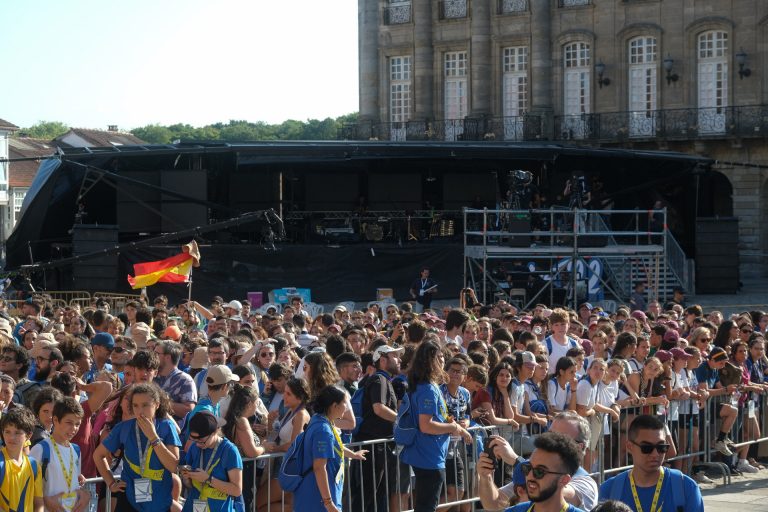 Suspenden los conciertos de la Peregrinación Europea de Jóvenes en el Obradoiro por el derrumbe del techo del escenario